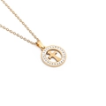 Vue détaillée d'un pendentif circulaire doré avec croix ajourée et strass brillants - Croix en Zirconia / Doré