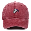 Detalle del bordado en la gorra de algodón lavado que muestra textura y costuras - Talla única / Burdeos