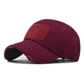 Dettaglio del cappello vintage bordeaux effetto invecchiato con bandiera americana - Rosso Vino Lavato