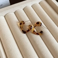 Nahaufnahme von Herz-Ohrringen mit Leopardenmuster in einer beige Samt-Schmuckschatulle - Herzform Reifen (7# Silbernadel-Kaffee-Kleines C)