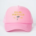 Detalle del bordado Malibu Sports Club en la parte frontal de la gorra rosa - Talla única / Todo Rosa