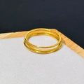 Dettaglio di tre anelli a fascia in acciaio inossidabile placcato oro 18k su un supporto - Taglia US 10 / Oro Sottile 1mm