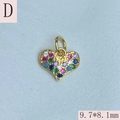 Dettaglio macro del ciondolo a cuore dorato con zirconi arcobaleno di misura 9,7x8,1 mm - D-Cuore di Zircone Multicolore / Oro/Multicolore