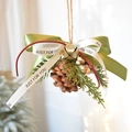 Adorno navideño de piña natural hecho a mano con lazo verde y cascabel dorado - Adorno de Piña Mediano con Cinta Verde (10*12cm)