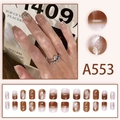 Détail de faux ongles dégradé café et blanc avec feuilles d'argent et ensemble complet A553 - Style Dégradé Marron Éclats de Feuille d'Argent (A553)