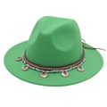 Dettaglio cappello fedora verde con perline etniche e pendente con pietra preziosa vintage - Verde Erba