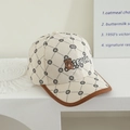 Dettaglio del cappellino beige in velluto a coste con ricamo orso e motivi lettera N - Cappello da Baseball con Orso e Cuore / Bianco Sporco