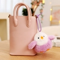 Roze leren handtas met een schattige paars-witte pluche vogel sleutelhanger - Paarse Parkiet