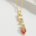 Collar dorado con colgante LOVE de circonitas y una gema de corazón rojo brillante - LOVE