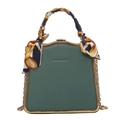 Elegante dunkelgrüne Trapez-Box-Tasche mit Goldrahmen und Seidenschal am Handgriff - Dunkelgrün