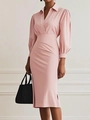 Vue détaillée de la robe rose avec col en V, plis à la taille et manches bouffantes chic - S / Rose