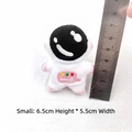 Gros plan de l'écusson astronaute en peluche brodé avec dimensions de 6,5 cm x 5,5 cm - Avec Épingle de Broche / Astronaute Rose Petit