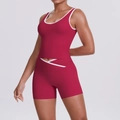 Détail du short taille haute avec une ceinture croisée en V blanche élégante - Carmin