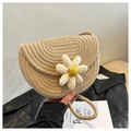 Handgewebte Stroh-Satteltasche in Beige mit großer 3D-Blume und feinem Schultergurt - Khaki