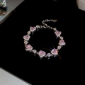 Dettaglio del bracciale con cuori in zircone rosa e catena d'argento con estensione - Argento-Rosa
