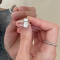 Macro-opname van zilveren ring met rechthoekige witte steen en pavé gezette diamanten - 67# Ring-Zilver