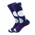 Dunkelblaue Herrensocken mit bunten großen Punkten und lila Kontrastferse und Zehen - Einheitsgröße / Navyblau mit bunten Punkten