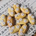 Pendentif en bois de santal vert avec relief de fleurs blanches et cœur doré pour DIY - Bois de Santal Trois Fleurs