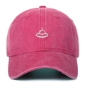 Detail einer pinkfarbenen Baseballkappe aus gewaschener Baumwolle mit weißem UFO-Stick - Einheitsgröße / Rosenrot