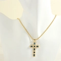 Dettaglio della collana a croce in oro 18K con zirconi blu su busto per gioielli - Croce in Zircone Blu