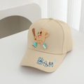Detail van cartoon siliconen patch op een beige katoenen honkbalpet voor kinderen - 50-52CM / Beige