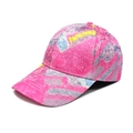 Vista dettagliata del motivo graffiti colorato sul cappellino da baseball tie-dye rosa - M / Rosa Rosso