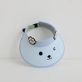 Dettaglio della visiera azzurra per bambini con ricamo a gatto e cinturino regolabile - 52cm / Blu