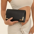 Pochette de soirée chic en PU noir avec détails dorés tenue par un mannequin en paillettes - Noir
