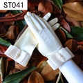 Dettaglio guanti da sposa in raso bianco con fiocco di perle su sfondo di foglie secche - Raso Bianco Fiocco Perla (ST041)