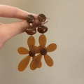 Détail de boucles d'oreilles fleur en résine marron avec éléments dorés et marbrures - 20# Tige en Argent - Fleur