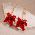 Dettaglio di orecchini a fiore rosso con foglie dorate su base in pietra, vintage - Perno per orecchini in argento - Rosso
