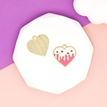 Dettaglio del ciondolo a cuore in smalto rosa e pendente in metallo dorato geometrico - Stile 2 Cuore di gelato fuso