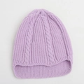 Detailaufnahme der hellvioletten Strickmütze mit Zopfmuster und feiner Textur - Lila