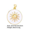 Detalle de colgante de sol dorado con esmalte blanco e incrustaciones de circonitas - Colgante de Cobre 23 (Sol Blanco)