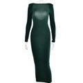 Donkergroene off-shoulder nauwsluitende jurk met glanzende zijde en open rug - S / Groen