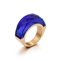 Anello in acciaio inossidabile dorato con una grande pietra di cristallo blu scuro traslucida - Blu (KR44966-K)