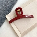 Vista macro de pinza de pelo grande color burdeos con acabado brillante y muelle dorado - Rojo Vino - Pinza Recta Forma O (13.8cm)