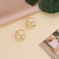 Nahaufnahme goldener runder Ohrstecker mit Spiralstruktur auf Seide und Blättern - Wellenförmige Textur 3D Scheiben Ohrstecker (6#)