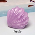 Macro d'un accessoire coquillage en résine violette avec paillettes irisées et finition brillante - Violet