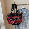 Borsa tote punk a quadri rossi con borchie e catene metalliche su un supporto - Quadretti Rossi