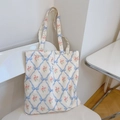Détail d'un sac en toile fleuri avec rubans bleus et roses sur une chaise blanche - Petit Nœud Bleu Clair Rose Quadrillée