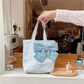 Dettaglio borsa pranzo a quadretti blu con grande fiocco in denim tenuta in mano - Quadri Blu Chiaro