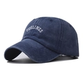 Dettaglio ravvicinato del cappellino in cotone lavato blu navy con ricamo Feelings - Ricamo FEELINGS (5002465555952) / Blu navy