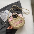 Beige Strohtasche mit rosa Lodala Stickerei und floralem Tuch am Griff gewickelt - Gebrochenes Weiß