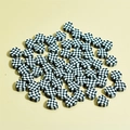 Vue détaillée de perles de cœur en argile à damier noir et blanc 10mm pour DIY - Noir