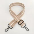 Details des verstellbaren beigen Nylon-Gurts mit weißen Pfeilen und dunkelgrauen Haken - Khaki Mit Dunkelgrauer Schnalle