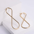 Polierte goldene Infinity-Ohrringe aus robustem Titanstahl in eleganter Achtform - Gold