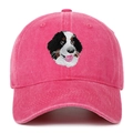 Détail de la broderie Bouvier Bernois sur une casquette en coton délavé rose fuchsia - Rouge Rose
