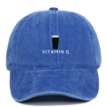 Detaillierte Nahaufnahme der Vitamin G Stickerei auf einer blauen Vintage-Baseballkappe - Königsblau
