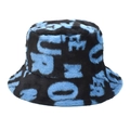 Détail du chapeau bob en peluche noir et bleu avec motif jacquard de lettres style urbain - Bleu